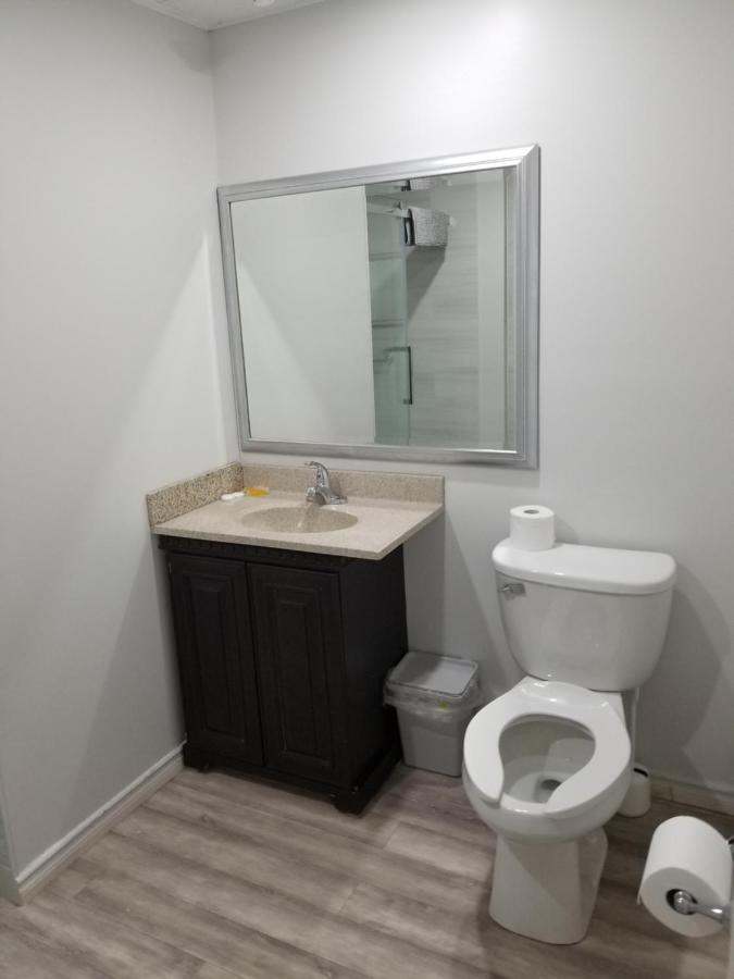 Bloorcourt Inn Торонто Екстериор снимка