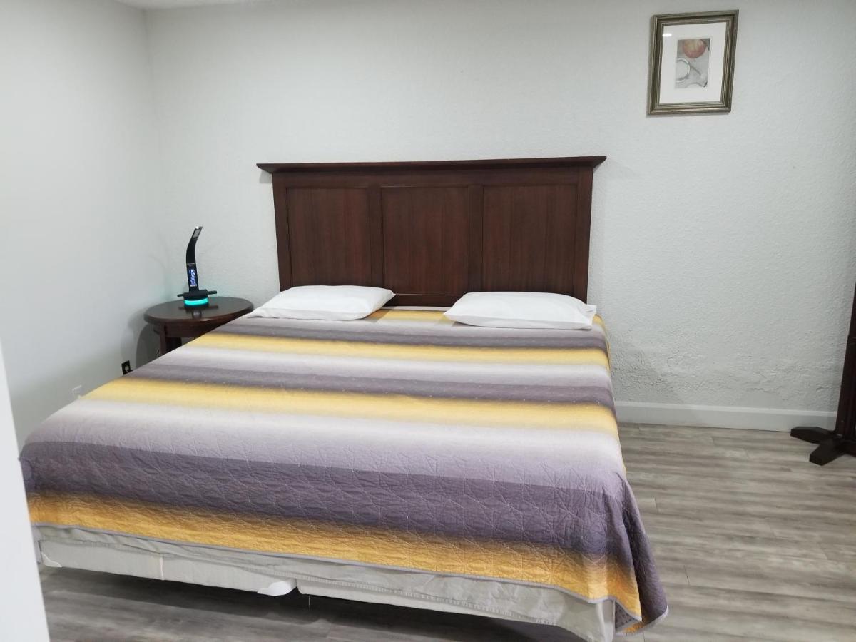 Bloorcourt Inn Торонто Екстериор снимка